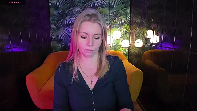 Snapshot of Annie_Light chatting on 5, 12, 2024 Annie Light online show from 5, 12, 2024