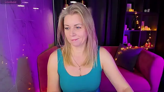 Snapshot of Annie_Light chatting on 27, 12, 2024 Annie Light online show from 27, 12, 2024