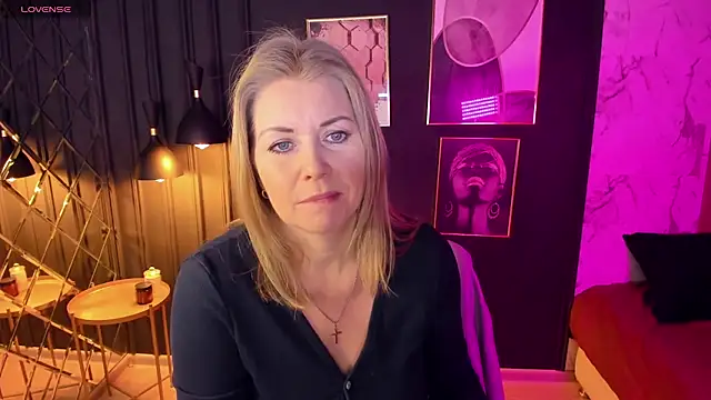 Snapshot of Annie_Light chatting on 4, 2, 2025 Annie Light online show from 4, 2, 2025