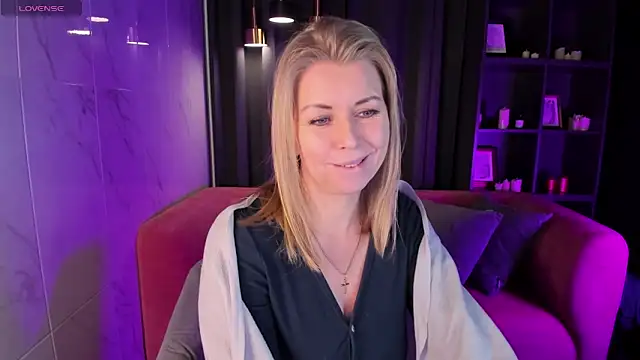 Snapshot of Annie_Light chatting on 11, 2, 2025 Annie Light online show from 11, 2, 2025