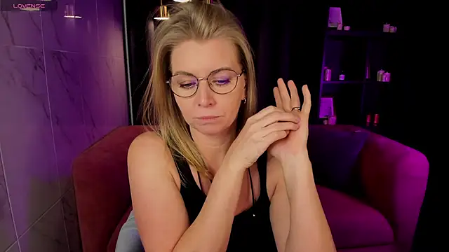 Snapshot of Annie_Light chatting on 28, 2, 2025 Annie Light online show from 28, 2, 2025