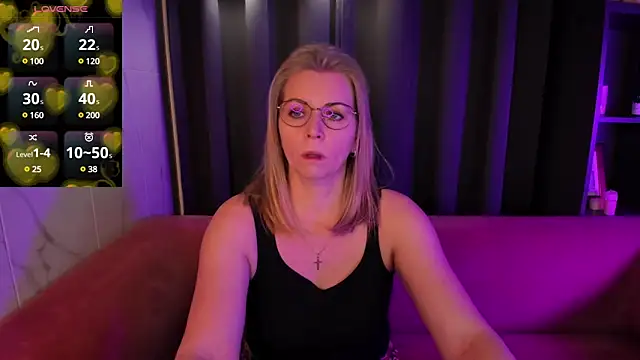 Snapshot of Annie_Light chatting on 4, 3, 2025 Annie Light online show from 4, 3, 2025