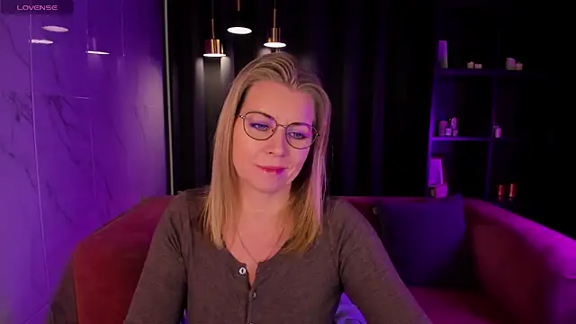 Snapshot of Annie_Light chatting on 9, 3, 2025 Annie Light online show from 9, 3, 2025