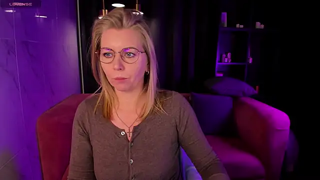 Snapshot of Annie_Light chatting on 9, 3, 2025 Annie Light online show from 9, 3, 2025