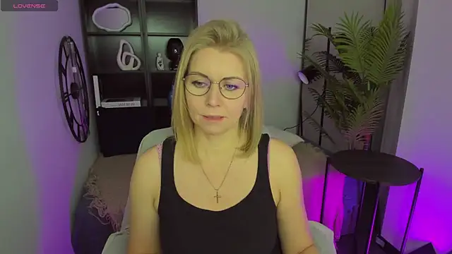 Snapshot of Annie_Light chatting on 21, 3, 2025 Annie Light online show from 21, 3, 2025