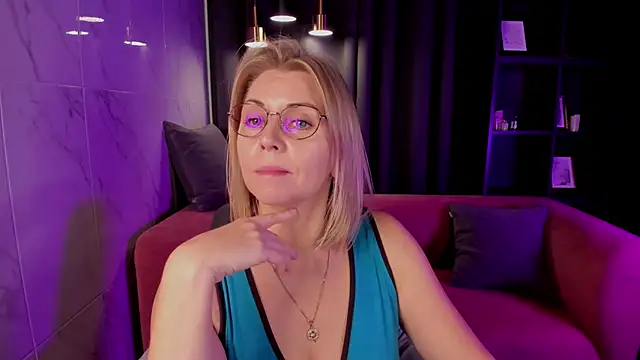 Snapshot of Annie_Light chatting on 16, 9, 2025 Annie Light online show from 16, 9, 2025