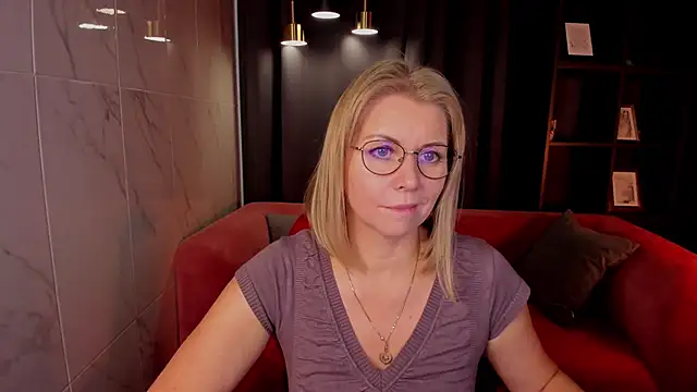 Snapshot of Annie_Light chatting on 24, 9, 2025 Annie Light online show from 24, 9, 2025