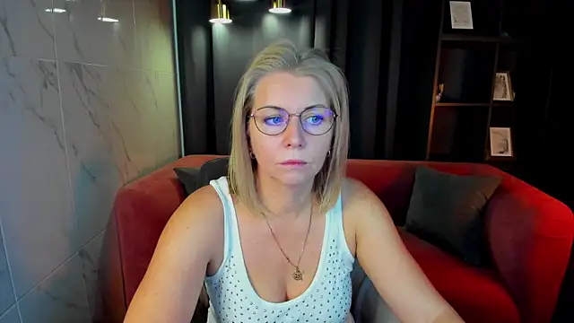 Snapshot of Annie_Light chatting on 25, 9, 2025 Annie Light online show from 25, 9, 2025