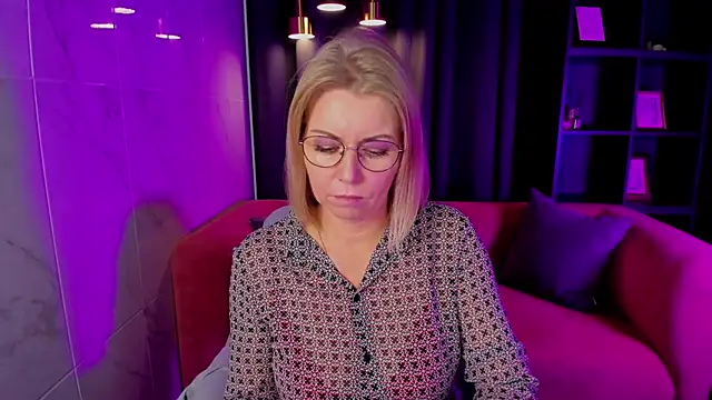 Snapshot of Annie_Light chatting on 9, 10, 2025 Annie Light online show from 9, 10, 2025