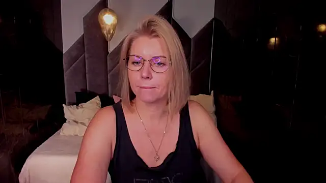 Snapshot of Annie_Light chatting on 16, 10, 2025 Annie Light online show from 16, 10, 2025