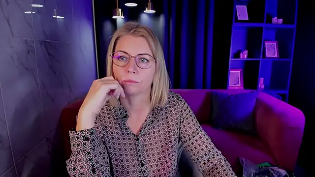 Snapshot of Annie_Light chatting on 20, 10, 2025 Annie Light online show from 20, 10, 2025