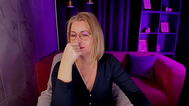 Snapshot of Annie_Light chatting on 21, 10, 2025 Annie Light online show from 21, 10, 2025