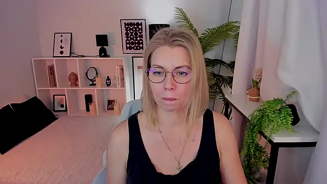 Snapshot of Annie_Light chatting on 22, 11, 2025 Annie Light online show from 22, 11, 2025