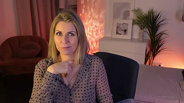 Snapshot of Annie_Light chatting on 16, 12, 2025 Annie Light online show from 16, 12, 2025