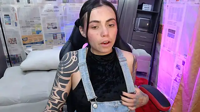 Snapshot of i_am_nina_ chatting on 13, 10, 2025 i am nina online show from 13, 10, 2025