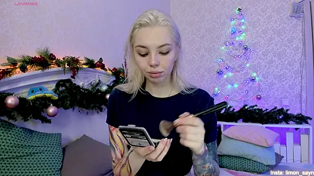 LillyMoure  online show from 2, 1, 2025