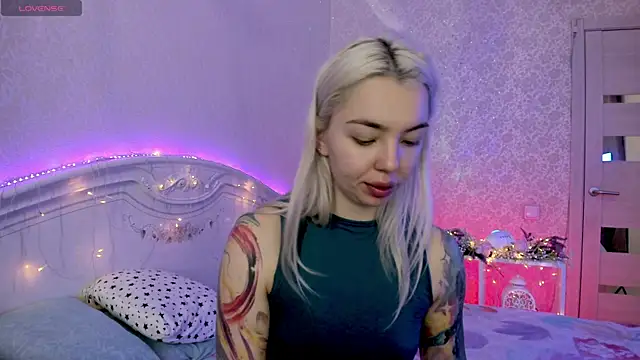 LillyMoure  online show from 8, 11, 2025