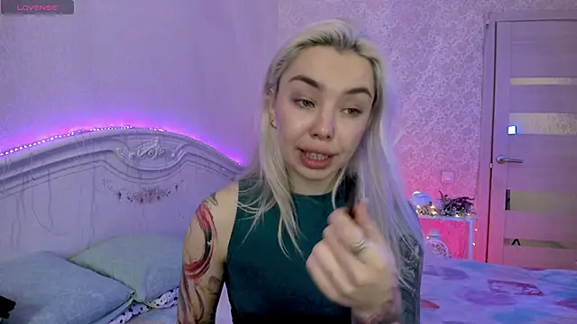 LillyMoure  online show from 13, 11, 2025