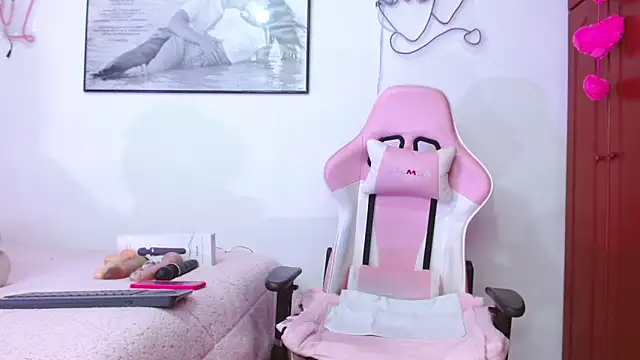 Snapshot of Amelie_Rousell chatting on 18, 1, 2025 Amelie Rousell online show from 18, 1, 2025