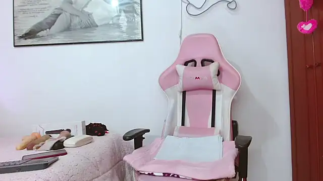 Snapshot of Amelie_Rousell chatting on 6, 10, 2025 Amelie Rousell online show from 6, 10, 2025