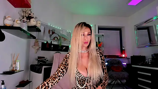 Snapshot of 2bigass4_u chatting on 24, 10, 2025 2bigass4 u online show from 24, 10, 2025