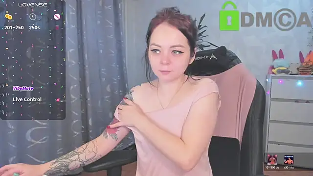 Snapshot of AnnyHoney_ chatting on 14, 12, 2025 AnnyHoney online show from 14, 12, 2025