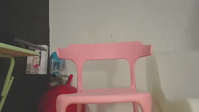 girl squiting online show from 26, 2, 2025