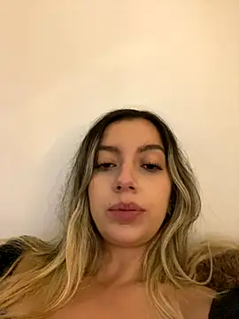 Snapshot of mari_ana02 chatting on 4, 10, 2025 mari ana02 online show from 4, 10, 2025