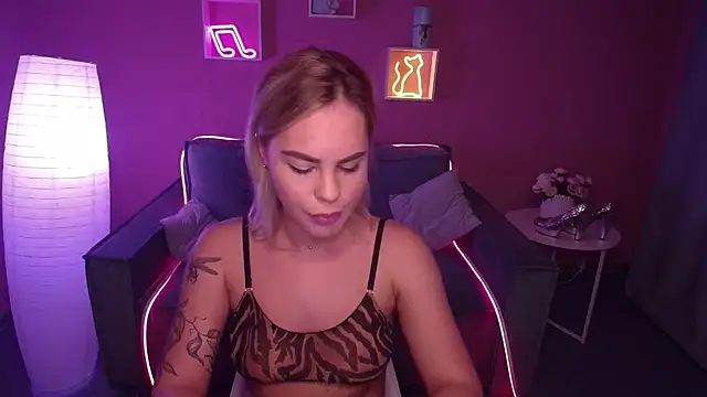 Snapshot of RikaRaily chatting on 11, 12, 2024 RikaRaily online show from 11, 12, 2024