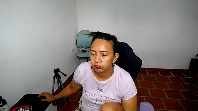 Snapshot of daleska_ayala_1 chatting on 1, 2, 2026 daleska ayala 1 online show from 1, 2, 2026