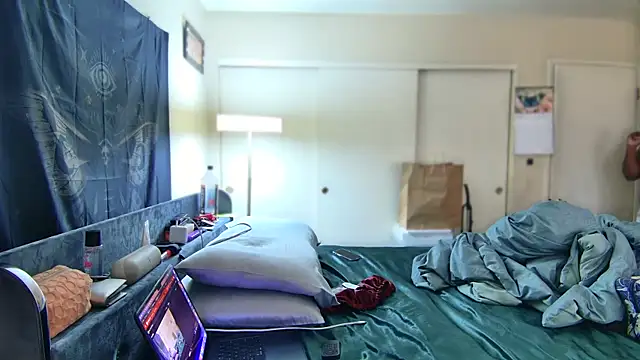 Yagurl  west online show from 25, 1, 2025