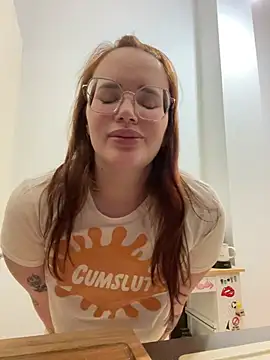 Snapshot of Mona-Peaches chatting on 31, 12, 2024 Mona-Peaches online show from 31, 12, 2024