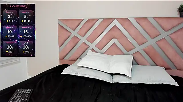 pamela anderson  online show from 30, 11, 2025