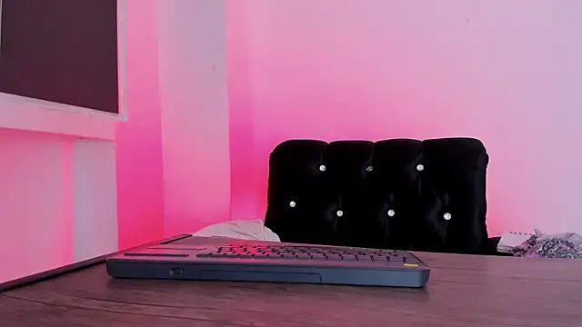 Mialenox online show from 8, 3, 2025