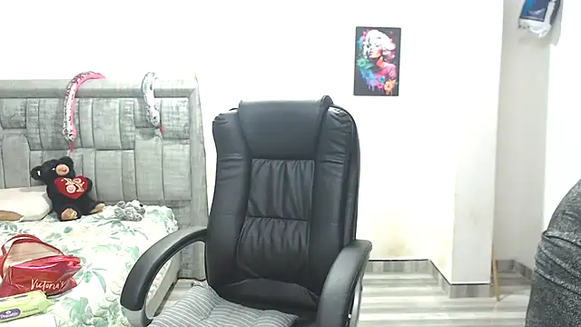 LAURA CRAIZY online show from 7, 1, 2026