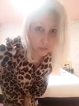 Snapshot of MaggieMoonxxx chatting on 8, 2, 2025 MaggieMoonxxx online show from 8, 2, 2025