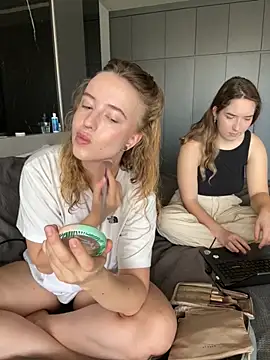 Snapshot of Nura_n_Sarah chatting on 17, 9, 2025 Nura n Sarah online show from 17, 9, 2025