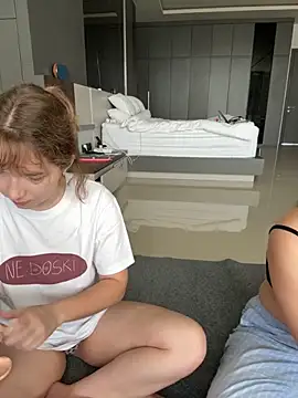 Snapshot of Nura_n_Sarah chatting on 8, 11, 2025 Nura n Sarah online show from 8, 11, 2025