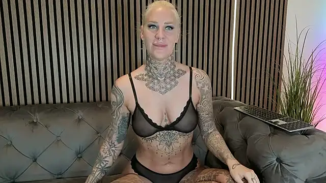 Snapshot of Lara-CumKitten chatting on 19, 7, 2026 Lara-CumKitten online show from 19, 7, 2026