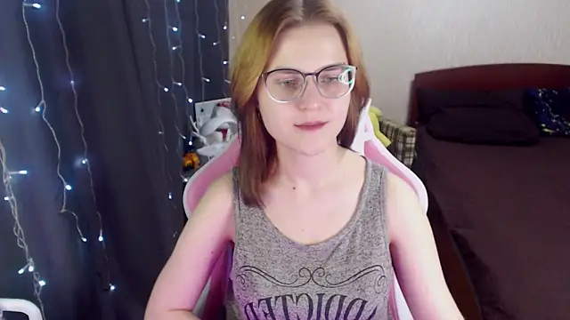 Snapshot of MissBrightShine chatting on 1, 2, 2025 MissBrightShine online show from 1, 2, 2025