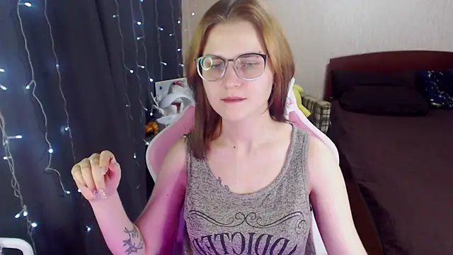 Snapshot of MissBrightShine chatting on 1, 2, 2025 MissBrightShine online show from 1, 2, 2025