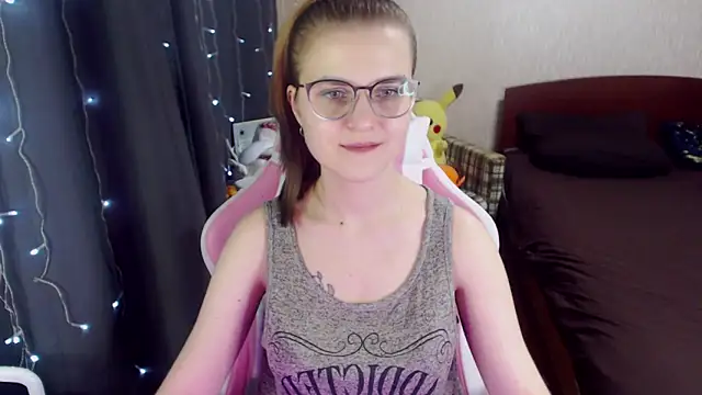 Snapshot of MissBrightShine chatting on 2, 2, 2025 MissBrightShine online show from 2, 2, 2025