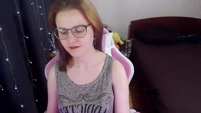 Snapshot of MissBrightShine chatting on 4, 2, 2025 MissBrightShine online show from 4, 2, 2025