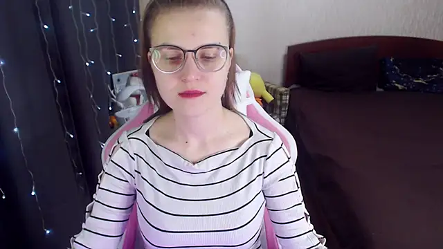 Snapshot of MissBrightShine chatting on 5, 2, 2025 MissBrightShine online show from 5, 2, 2025