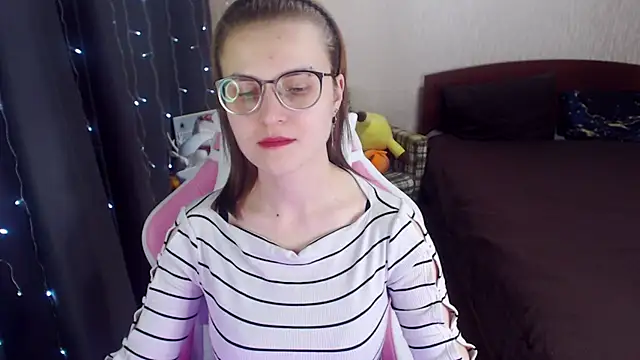 Snapshot of MissBrightShine chatting on 5, 2, 2025 MissBrightShine online show from 5, 2, 2025