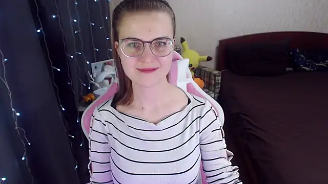 Snapshot of MissBrightShine chatting on 7, 2, 2025 MissBrightShine online show from 7, 2, 2025