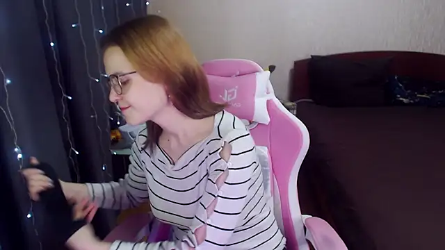 Snapshot of MissBrightShine chatting on 9, 2, 2025 MissBrightShine online show from 9, 2, 2025