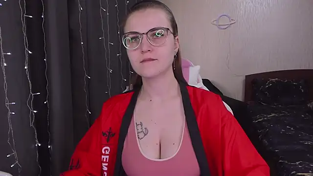 Snapshot of MissBrightShine chatting on 11, 3, 2025 MissBrightShine online show from 11, 3, 2025