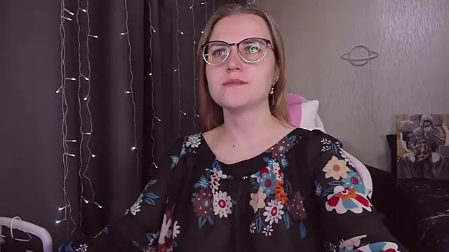 Snapshot of MissBrightShine chatting on 13, 9, 2025 MissBrightShine online show from 13, 9, 2025