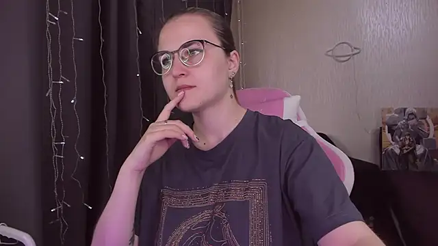 Snapshot of MissBrightShine chatting on 21, 9, 2025 MissBrightShine online show from 21, 9, 2025